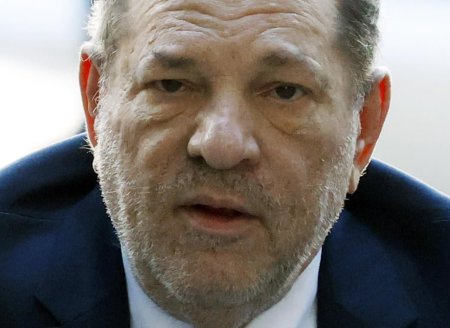 Fondatoarea #MeToo spune ca va continua campania, in ciuda anularii cond<span style='background:#EDF514'>AMNA</span>rii din 2020, pentru viol, a lui Harvey Weinstein