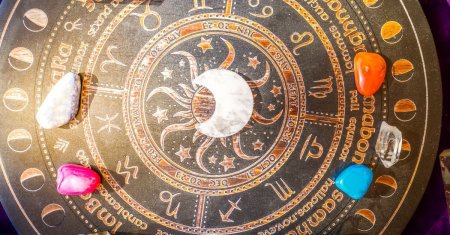 Horoscop <span style='background:#EDF514'>SAMB</span>ata, 27 aprilie. Capricornii trebuie sa-si cumpateze cheltuielile, iar Pestii lovesc dur in cei dragi