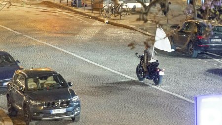 Tom <span style='background:#EDF514'>CRUISE</span> a fost vazut filmand scene din cel de-al optulea episod al filmului Mission Impossible, in Paris. FOTO&VIDEO