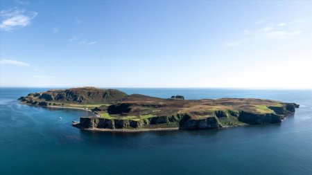 O i<span style='background:#EDF514'>NSULA</span> in largul coastei Scotiei este de vanzare. Cat trebuie sa plateasca viitorul proprietar al paradisului numit Sanda