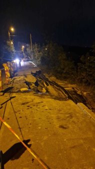 Alunecare de teren pe o <span style='background:#EDF514'>STRADA</span> din Cluj: zona este monitorizata dupa ce o banda de circulatie a fost afectata pe o lungime de 20 de metri