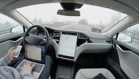 Functia Autopilot a masinilor Tesla, impli<span style='background:#EDF514'>CATA</span> in 13 accidente mortale, potrivit Autoritatii de reglementare din SUA, care deschide o noua investigatie asupra companiei
