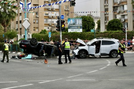 <span style='background:#EDF514'>MINISTRU</span>l israelian al securitatii nationale a fost ranit intr-un accident rutier produs in apropiere de Tel Aviv