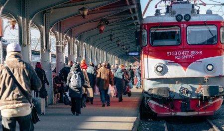 Un tren care circula pe ruta Pitesti-Bucuresti Nord a ajuns la des<span style='background:#EDF514'>TINA</span>tie cu o intarziere de 310 minute. Explicatia CFR