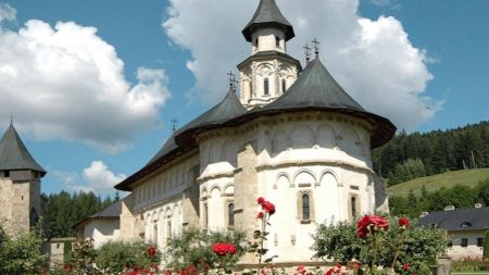 4 cele mai frumoase manastiri din <span style='background:#EDF514'>ROMA</span>nia