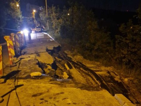 Alunecare de teren in Cluj-Napoca. Trafic restrictionat pe o <span style='background:#EDF514'>STRADA</span> din oras