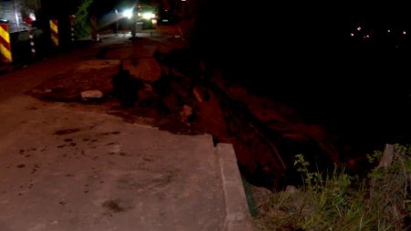Incident grav in Cluj-Napoca. O strada din oras a luat-o la vale. S-a surpat pe o <span style='background:#EDF514'>PORT</span>iune de 20 de metri