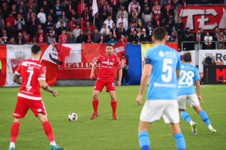 <span style='background:#EDF514'>FOSTUL</span> jucator si antrenor al lui Dinamo ii desfiinteaza pe stoperii cainilor: Ce fundasi centrali sunt astia!?
