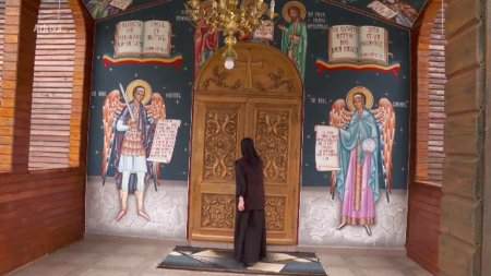Un barbat din Suceava si-a sechestrat fosta iubita si a dus-o la manastire pentru exorcizare. Cum a scapat <span style='background:#EDF514'>FEMEIA</span>
