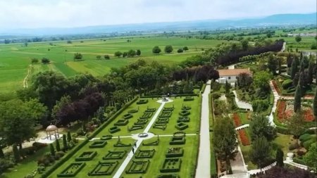 Povestea italianului care a scos prunii si a pus flori, pe Valea <span style='background:#EDF514'>MURES</span>ului. Imagini spectaculoase cu gradinile aristocratice I Giardini di Zoe