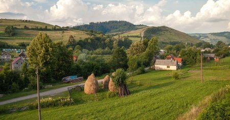 <span style='background:#EDF514'>SATUL</span> din Romania care ii atrage pe turistii straini. Sunt fascinati de preparatele traditionale delicioase si peisajele de vis