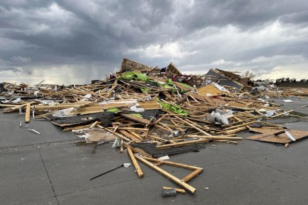 Tornade puternice in centrul SUA. Peste 50 de milioane de oameni, sub amenintarea <span style='background:#EDF514'>FENOMENE</span>lor meteo extreme