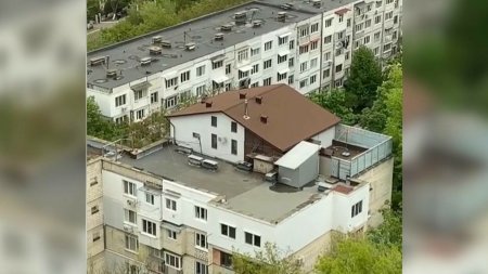 Vila cu doua nivele construita pe acoperisul unui bloc. <span style='background:#EDF514'>IMAGIN</span>i virale pe retelele de socializare | VIDEO