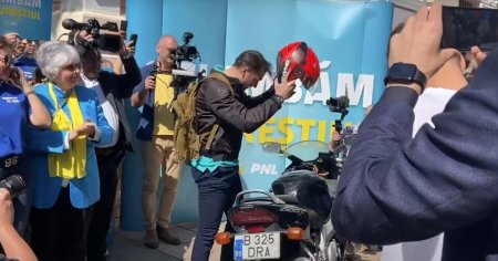 Sebastian Burduja a venit pe motocicleta sa-si depuna candidatura la <span style='background:#EDF514'>PRIMARIA</span> Capitalei VIDEO