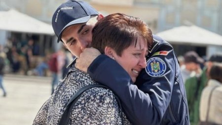 Povestea impresionanta a lui Paul, sef de promotie al unei scoli de politie, cre<span style='background:#EDF514'>SCUT</span> doar de mama: O imbratisare cat o mie de cuvinte!