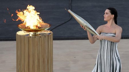 Flacara olimpica pleaca sambata din Grecia spre Franta