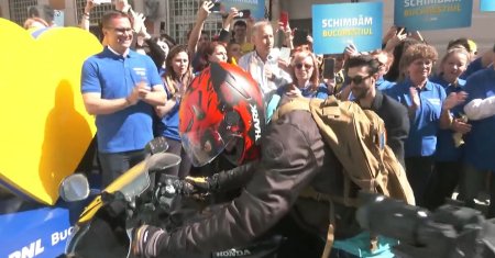Sebastian Burduja a venit la BEC pe motocicleta! Si-a depus candidatura pentru Primaria Capitalei