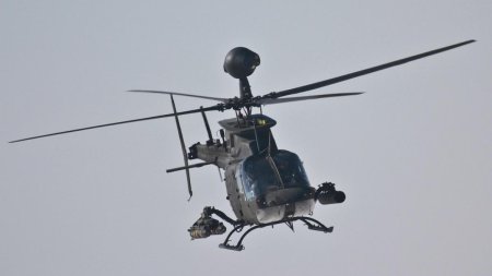 Un elicopter <span style='background:#EDF514'>BLACK</span> Hawk transporta organe prelevate pentru transplant