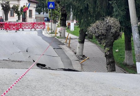 Strada prabusita la Slanic, Prahova. Tasarea terenului a stagnat, sp<span style='background:#EDF514'>UN A</span>utoritatile