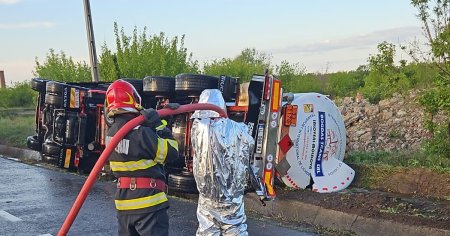 Pericol in Vrancea: o autocisterna plina cu etanol s-a rasturnat pe E85. Soferul a murit FOTO VIDEO