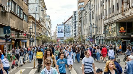 Weekend spectaculos la Strazi deschise, Bucuresti - promenada urbana. Damian Draghici, Ozana <span style='background:#EDF514'>BARABA</span>ncea, Irina Sarbu sustin reprezentatii live pe Calea Victoriei si in Drumul Taberei