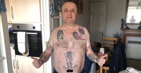 Se m<span style='background:#EDF514'>ANDRES</span>te cu un tatuaj obscen, dar a fost obligat de politie sa-l acopere. A fost aproape de arest