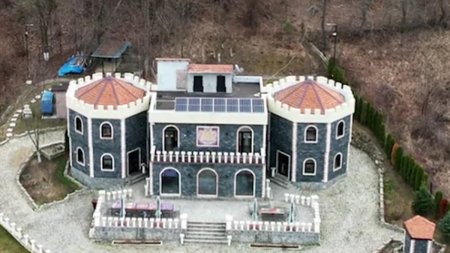 Un primar din Romania si-a dat singur autorizatie de constructie iar apoi si-a facut un castel, copiat dupa 