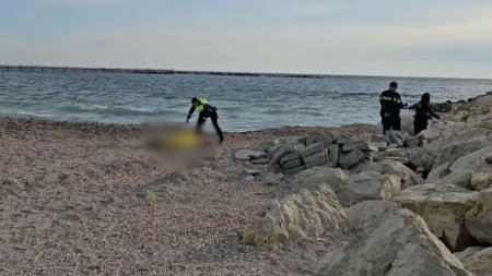 Un barbat a murit inecat in mare, in <span style='background:#EDF514'>MAMAIA</span>, de Florii. Trupul sau a fost gasit pe plaja