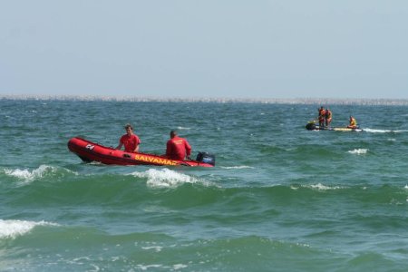 Un barbat a fost <span style='background:#EDF514'>GASIT</span> inecat in mare, in statiunea Mamaia