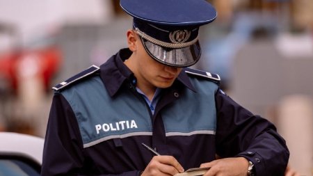 <span style='background:#EDF514'>FRAUD</span>a cu vouchere de vacanta. Cinci politisti din Alba au fost trimisi la munca in folosul comunitatii