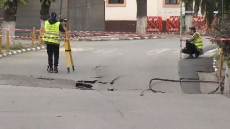 Seismologii au montat echipamente pentru monitorizarea situatiei din Slanic
