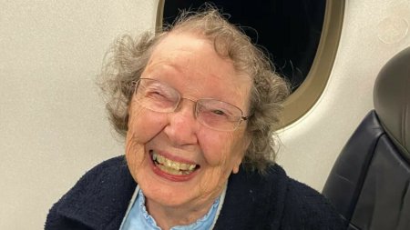 Cum a ajuns o batrana de 101 ani sa fie confundata cu un bebelus intr-un aeroport. Se asteptau sa apara un copil