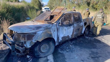 Trei ofiteri de politie tri<span style='background:#EDF514'>MISI</span> la un apel fals au fost impuscati si apoi arsi in masina atacata, intr-o ambuscada pe o sosea din Chile