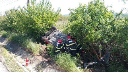 Accident in Arges. O masina in care se aflau 3 copii s-a rasturnat intr-un sant