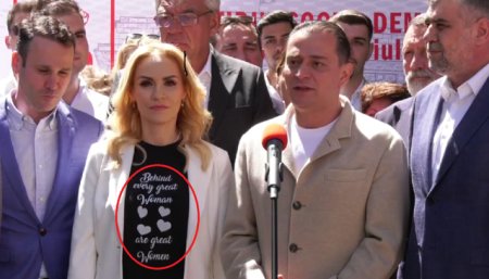 Coregrafie esuata la PSD? Firea: In spatele fiecarei femei marete sunt femei marete. In spatele c<span style='background:#EDF514'>ANDI</span>datei PSD apar doar barbati. Cum a explicat Firea tricoul