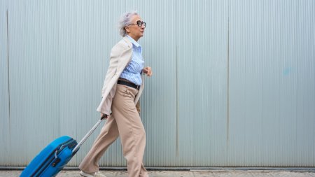 <span style='background:#EDF514'>PATA</span>nia unei femei de 101 ani care nu isi mai poate lua bilete de avion din cauza varstei