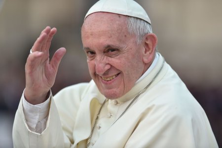 Papa Francisc militeaza impotriva supra<span style='background:#EDF514'>TURISMUL</span>ui si indeamna tinerii sa se desprinda de telefoane
