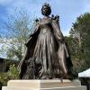 Statuie noua in onoarea Reginei <span style='background:#EDF514'>ELIS</span>abeta a II-a si a cainilor sai