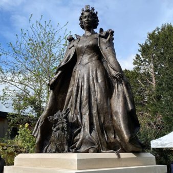 Statuie noua in onoarea Reginei <span style='background:#EDF514'>ELISABETA</span> a II-a si a cainilor sai