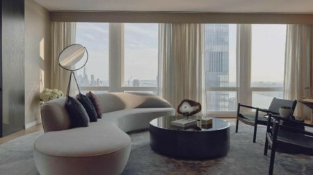Cum arata hotelul din Manhattan in care o camera costa 11.000 de dolari pe noapte. Este in top 50 <span style='background:#EDF514'>LOCATII</span> de lux din lume