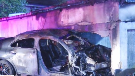 <span style='background:#EDF514'>ACCIDENT GRAV IN BUCURESTI</span>! Doua autoturisme au luat foc