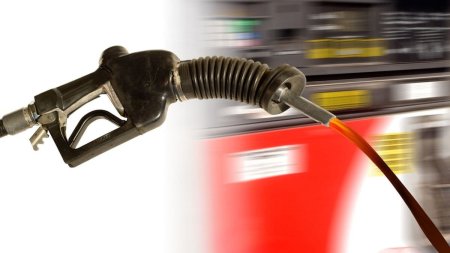Benzina, mai scumpa decat motorina pentru prima data in <span style='background:#EDF514'>ULTIME</span>le 10 luni
