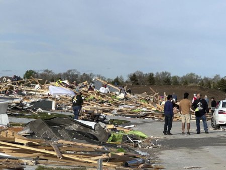 Cel putin cinci persoane au murit in urma zecilor de tornade care au lovit centrul SUA in ultimele zile
