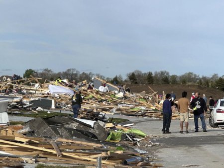 Cel putin cinci persoane au murit in urma zecilor de <span style='background:#EDF514'>TORNADE</span> care au lovit centrul SUA in ultimele zile