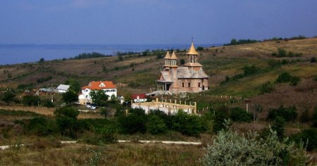 Cele mai frumoase manastiri din Dobrogea, bijuterii de <span style='background:#EDF514'>ARHITECT</span>ura si reculegere. De vazut in Romania VIDEO