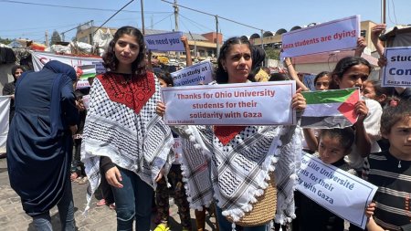 Palestinienii refugiati la Rafah le multumesc studentilor care <span style='background:#EDF514'>PROTESTE</span>aza in campusurile universitare din SUA fata de razboiul din Gaza