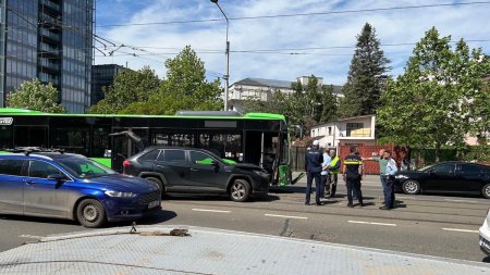 Accident in Bucuresti, intre un autobuz si un autoturism. Mai multi pasageri au ajuns la spital