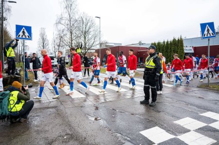Echipele care vin sa joace pe stadionul de langa Oslo al unei nou <span style='background:#EDF514'>PROMOVATE</span> trebuie sa traverseze strada pentru a ajunge de la vestiare la teren!