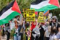 Demonstrantii pro-palestinieni si pro-israelieni s-au luat la <span style='background:#EDF514'>BATAI</span>e intr-o universitate din SUA