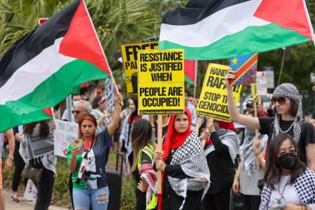 Demonstrantii pro-palestinieni si pro-israelieni s-au luat la bataie intr-o <span style='background:#EDF514'>UNIVERSITATE</span> din SUA